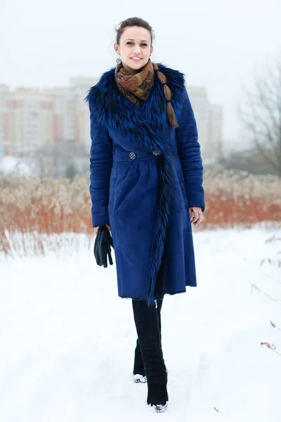 Portrait pleine longueur de fille souriante en manteau bleu — Photo