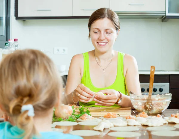 Donna con un bambino che fa gnocchi di ripieno di salmone di pesce — Foto Stock