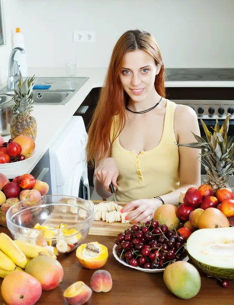 Ev hanımı olgunlaşmış meyve ile pişirme — Stok fotoğraf