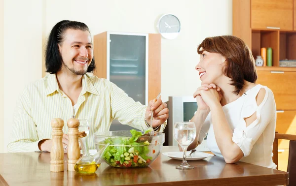 Casal almoçando com legumes — Fotografia de Stock