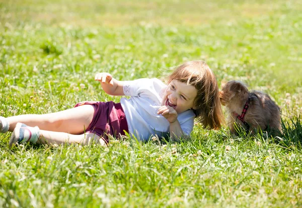 Felice 3 anni ragazza con cucciolo — Foto Stock