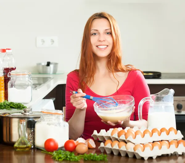 Femeia care face omletă în bucătărie — Fotografie, imagine de stoc
