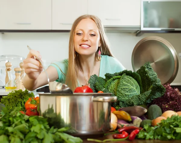 Housewife cooking — Stock Photo, Image