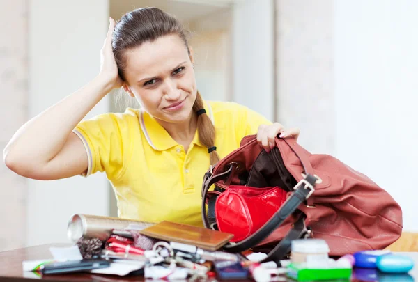 Mooie vrouw kan niet vinden van iets — Stockfoto