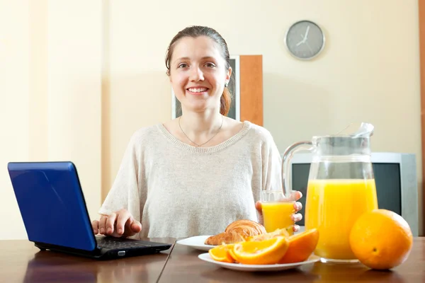 Ung kvinna äter frukost — Stockfoto