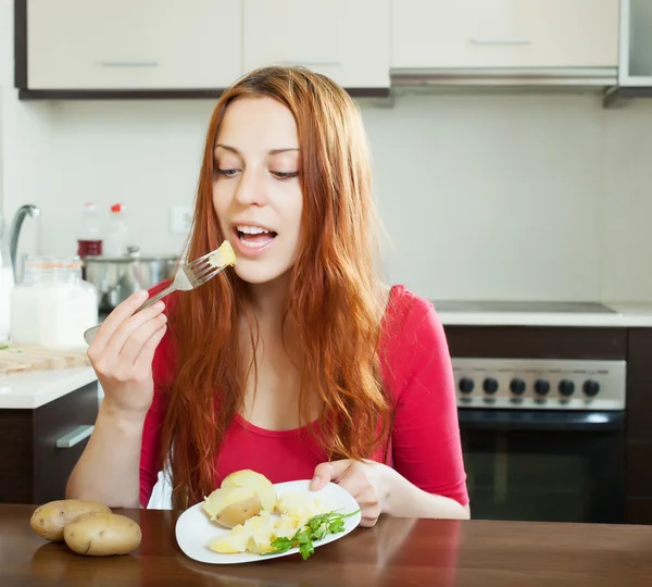 Girl eating potatoes — Stock Photo, Image