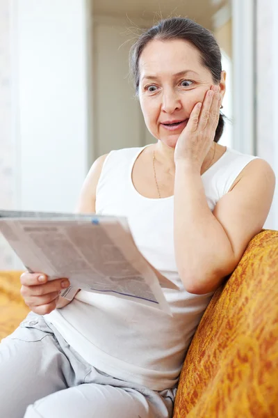 Förvånad kvinna med tidningen — Stockfoto