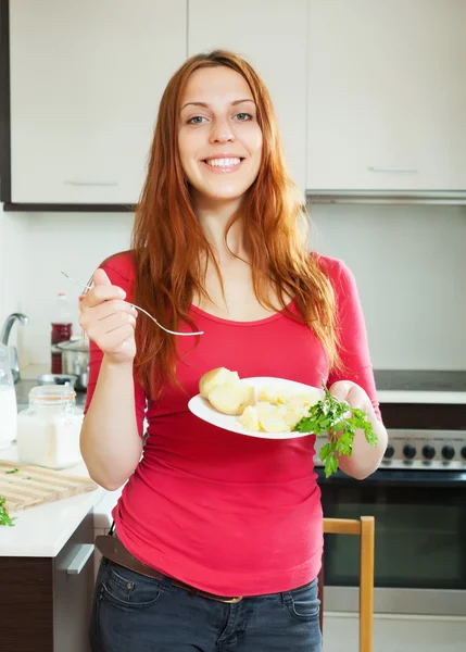 Ordinary girl eating potatoes — Stock Photo, Image