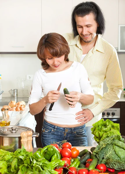 Homem e mulher com legumes — Fotografia de Stock