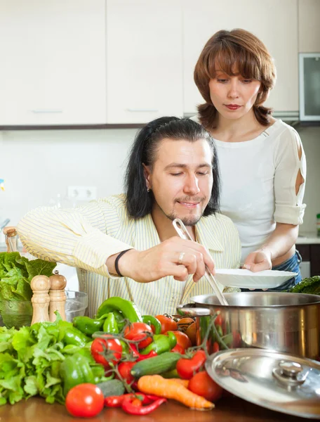 Man and woman with vegetables — Stock Photo, Image