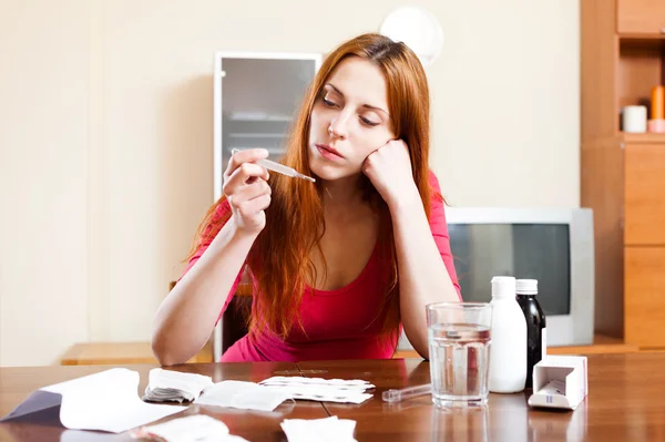 Vrouw meten van de temperatuur met thermometer — Stockfoto