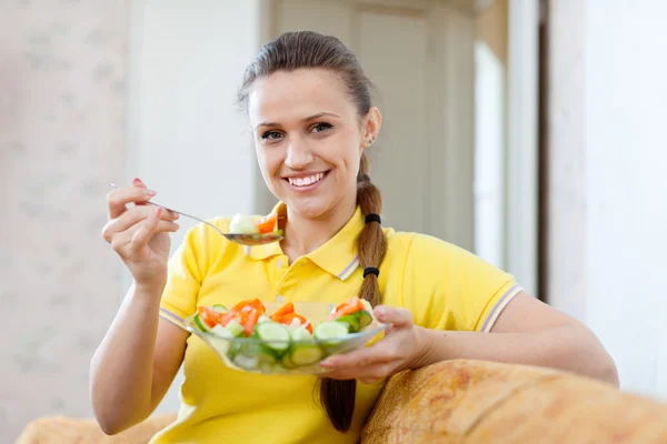 Mujer comiendo ensalada vegetariana — Foto de Stock