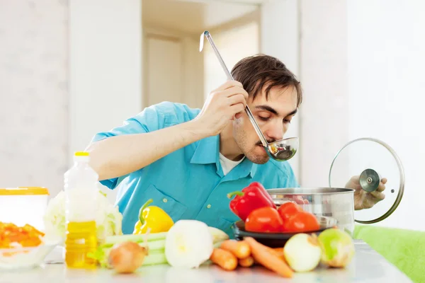 Man cooks lunch — Stock Photo, Image