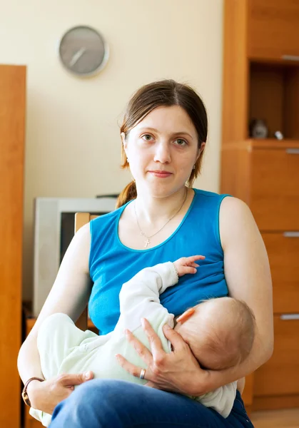 Madre chupando bebé de medio año — Foto de Stock