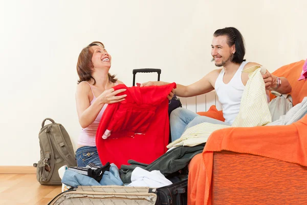 Packing suitcases at home — Stock Photo, Image