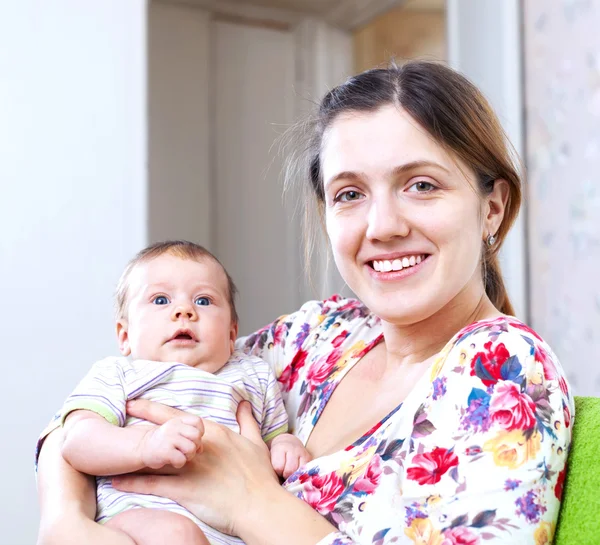 Mãe feliz com seu bebê de 3 meses — Fotografia de Stock