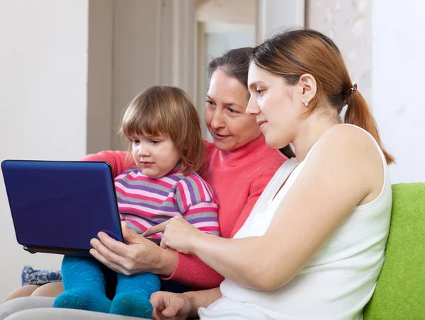 Vrouwen van drie generaties met laptop — Stockfoto