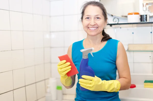 Mature woman cleans bathroom — Stock Photo, Image