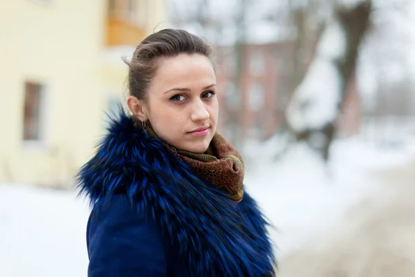 Rustige vrouw bij winterse stad straat — Stockfoto