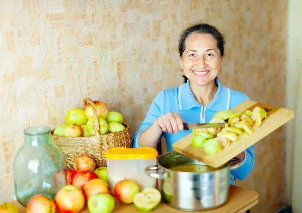 Mujer cocina mermelada de manzana — Foto de Stock