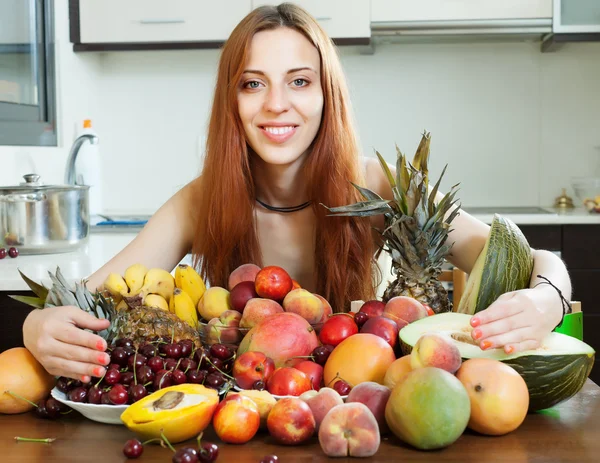 Glückliches langhaariges Mädchen mit Früchten — Stockfoto