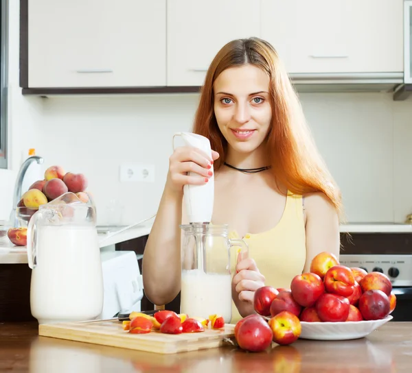 Woman making beverages — Stock Photo, Image