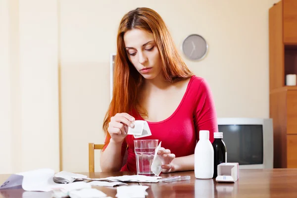 Mujer elaborando hierbas de oficina —  Fotos de Stock