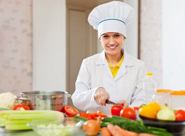 Cook works at kitchen — Stock Photo, Image