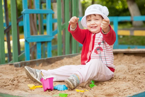 Bambino di due anni in sandbox — Foto Stock