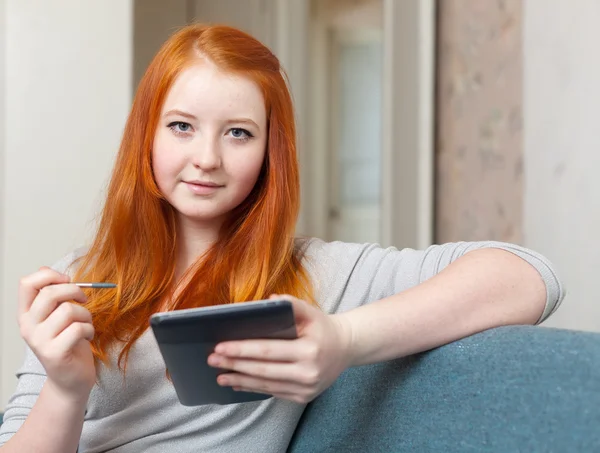 Teenager uses tablet computer — Stock Photo, Image