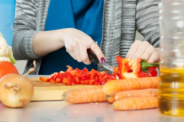 Mains coupe légumes sur planche à découper — Photo