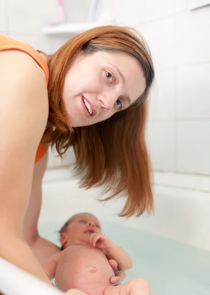Matka se koupe novorozeně — Stock fotografie