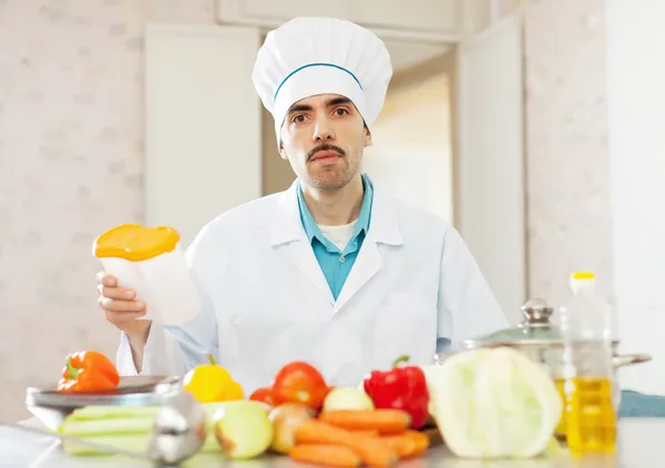 Cook cooking in kitchen — Stock Photo, Image