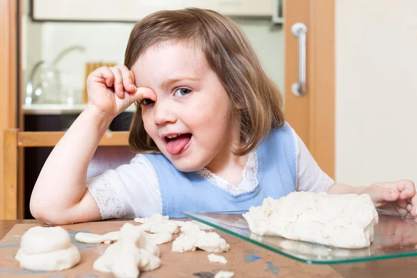 Little girl sculpts dough toys — Stock Photo, Image