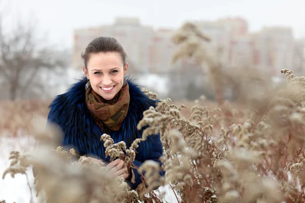 Usmívající se dívka na zimní park — Stock fotografie