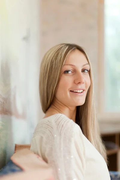 Chica rubia de pelo largo en casa —  Fotos de Stock