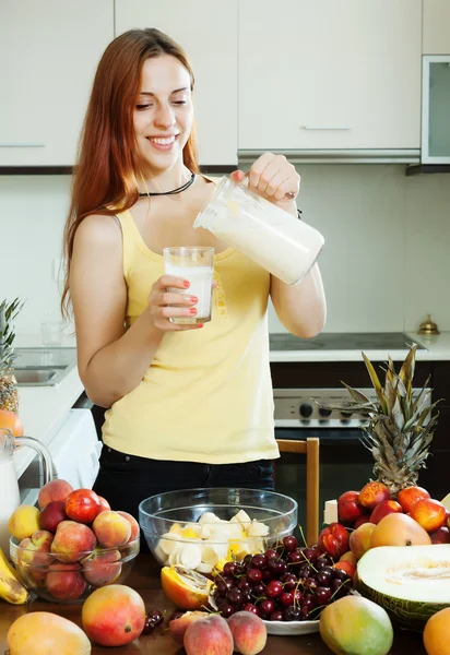 Happy woman drinking milk — Stock Photo, Image