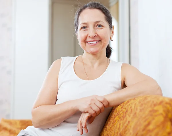 Lächelnde gewöhnliche reife Frau — Stockfoto