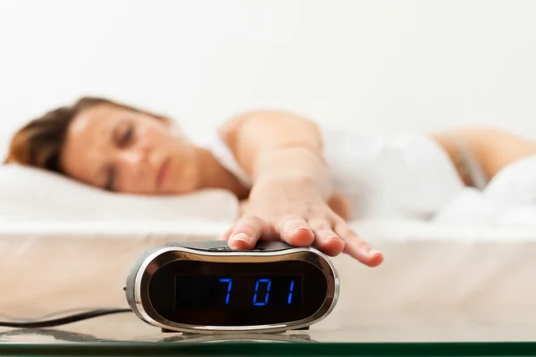 Žena probouzející se s alarmem — Stock fotografie