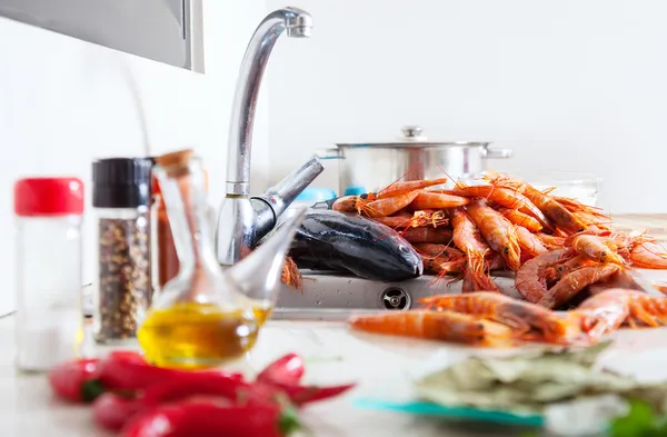 Fruits de mer et épices non cuits dans la cuisine — Photo