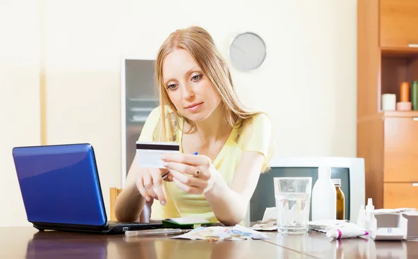 Mujer seria pagando medicamentos en la tienda de internet — Foto de Stock