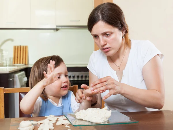 A girl with her mother sculpts dough figurines — Stock Photo, Image