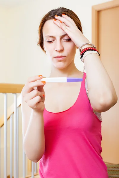 Smutný vážné mladá žena s těhotenský test — Stock fotografie