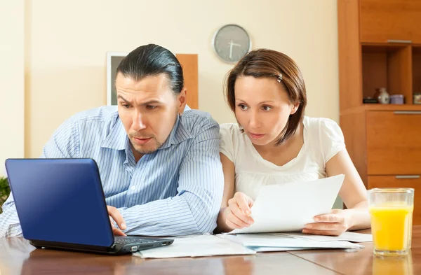 Serious couple reading document — Stock Photo, Image