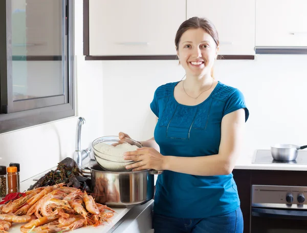 食品与海煮饭的女人 — 图库照片