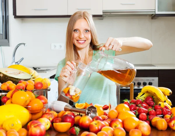 Chica rubia positiva de pelo largo haciendo bebidas frescas —  Fotos de Stock