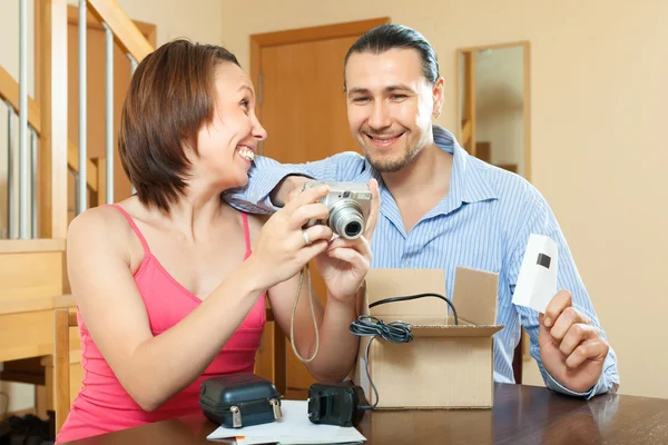 Feliz pareja desembalaje nueva cámara digital — Foto de Stock