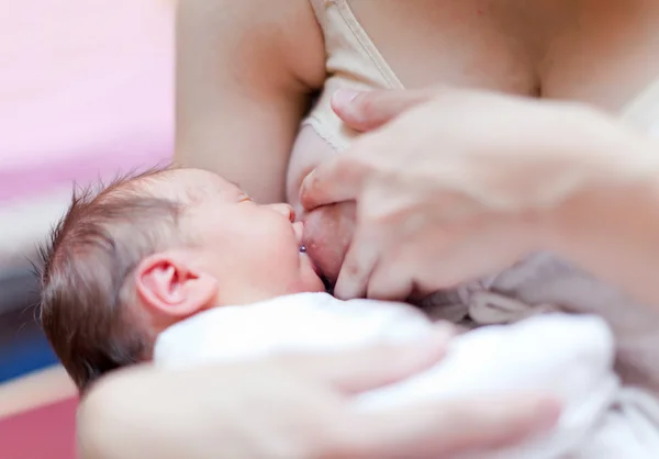 Sygepleje nyfødte baby - Stock-foto