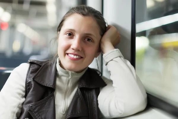 Donna sorridente nel treno della metropolitana — Foto Stock