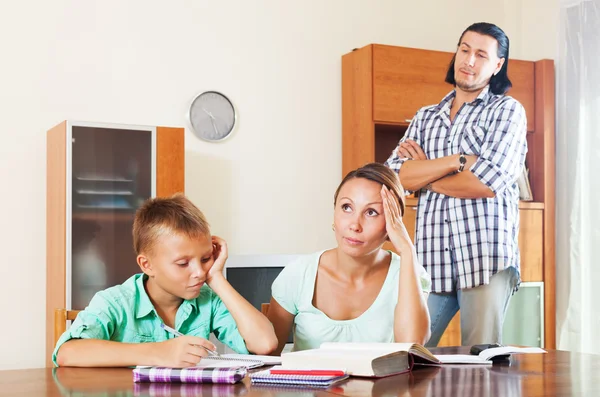 Trauriges Paar mit leistungsschwachen Teenagern bei den Hausaufgaben — Stockfoto